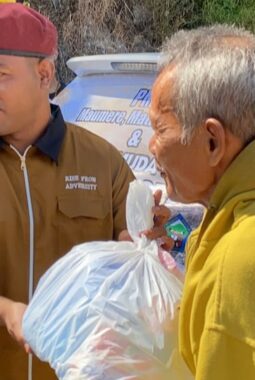 Solidaritas Lintas Daerah, PMKRI Salurkan Bantuan bagi Lansia Korban Gempa di Sikka