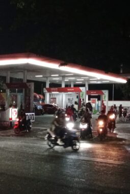 BBM Subsidi Sulit Didapat, Makassar Dipenuhi Antrean hingga 3 Jam 
