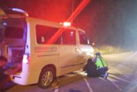 Ambulans pembawa jenazah dievakuasi polisi setelah masuk parit di Karangreja (Humas)