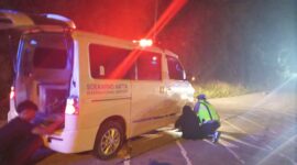 Ambulans pembawa jenazah dievakuasi polisi setelah masuk parit di Karangreja (Humas)