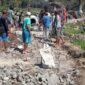 Warga bergotong royong mengerjakan pembangunan jalan rabat beton secara swadaya (Hariancerdas.com)
