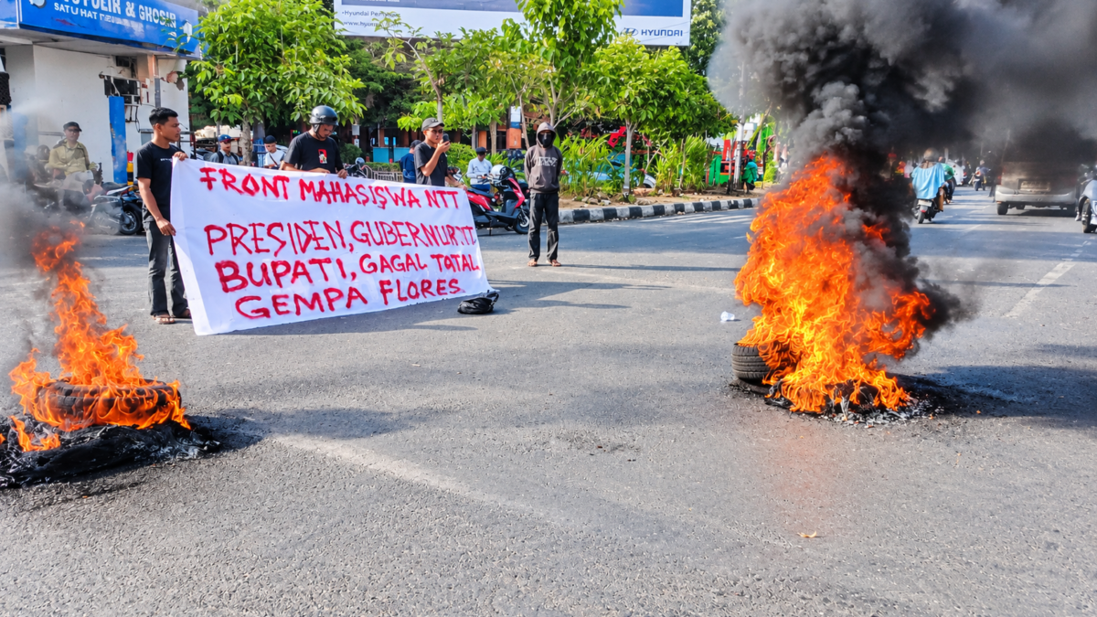 Puluhan mahasiswa dan pemuda Flores menggelar aksi unjuk rasa di Jalan Sultan Alauddin