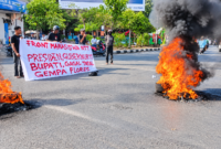 Puluhan mahasiswa dan pemuda Flores menggelar aksi unjuk rasa di Jalan Sultan Alauddin