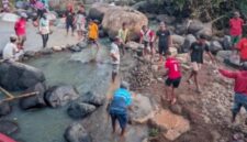 Perjalanan yang seharusnya menjadi penghubung antardesa justru dapat berubah menjadi perjuangan ketika musim hujan tiba