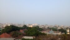 BPBD Makassar mengimbau warga membatasi aktivitas di luar ruangan saat kualitas udara memburuk.