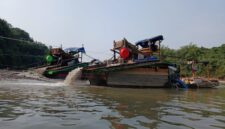 Aktivitas penambangan di atas sungai yang dikeluhkan warga di Kecamatan Busang, Kabupaten Kutai Timur