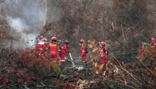 Petugas berjibaku memadamkan kebakaran hutan dan lahan di tengah kepungan asap di Kalimantan Tengah.