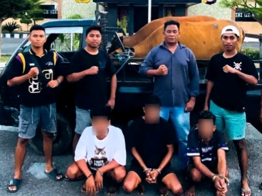 Tim URC Resmob Polres Flores Timur bersama terduga pelaku dan barang bukti terkait kasus dugaan pencurian ternak yang melibatkan wilayah hukum Polres Flores Timur dan Polres Sikka (Humas)