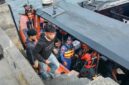 Tim SAR Gabungan mengevakuasi personel dan penumpang menggunakan perahu karet di Pelabuhan Labuan Bajo, di tengah operasi pencarian korban KM Feronia di perairan Taman Nasional Komodo