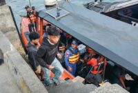 Tim SAR Gabungan mengevakuasi personel dan penumpang menggunakan perahu karet di Pelabuhan Labuan Bajo, di tengah operasi pencarian korban KM Feronia di perairan Taman Nasional Komodo