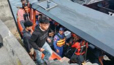 Tim SAR Gabungan mengevakuasi personel dan penumpang menggunakan perahu karet di Pelabuhan Labuan Bajo, di tengah operasi pencarian korban KM Feronia di perairan Taman Nasional Komodo