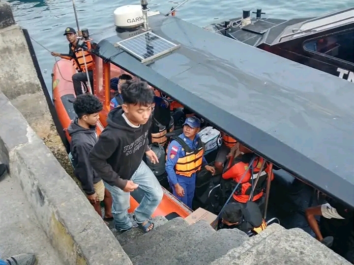 Tim SAR Gabungan mengevakuasi personel dan penumpang menggunakan perahu karet di Pelabuhan Labuan Bajo, di tengah operasi pencarian korban KM Feronia di perairan Taman Nasional Komodo